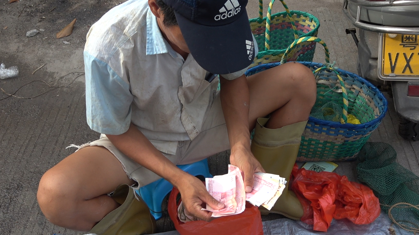 开渔第一天放下100多条地笼,抓到十几斤海货,卖了340元