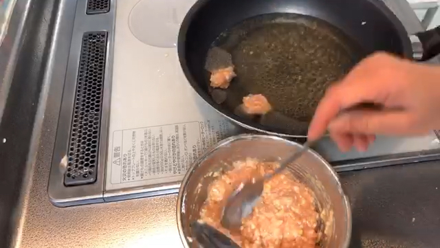 鸡肉丸子白菜汤,这样做丸子嫩滑好吃。