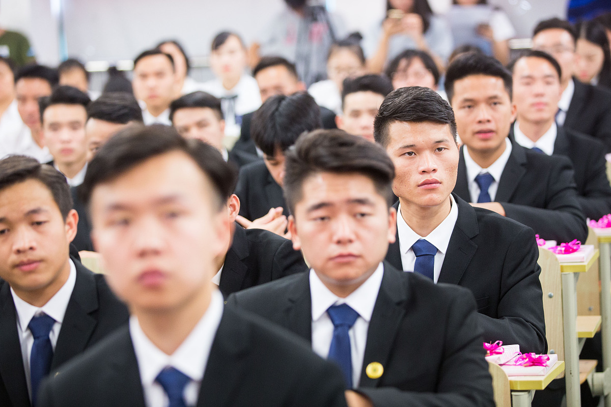 鲜衣怒马少年时不负韶华行且知。全文将至也意味着我大学四年的生涯即将结束。始于2018年金秋终于2022盛夏回首四年光阴目光所及皆是回忆。我即将带着期望与祝福离开师大开始新的征程