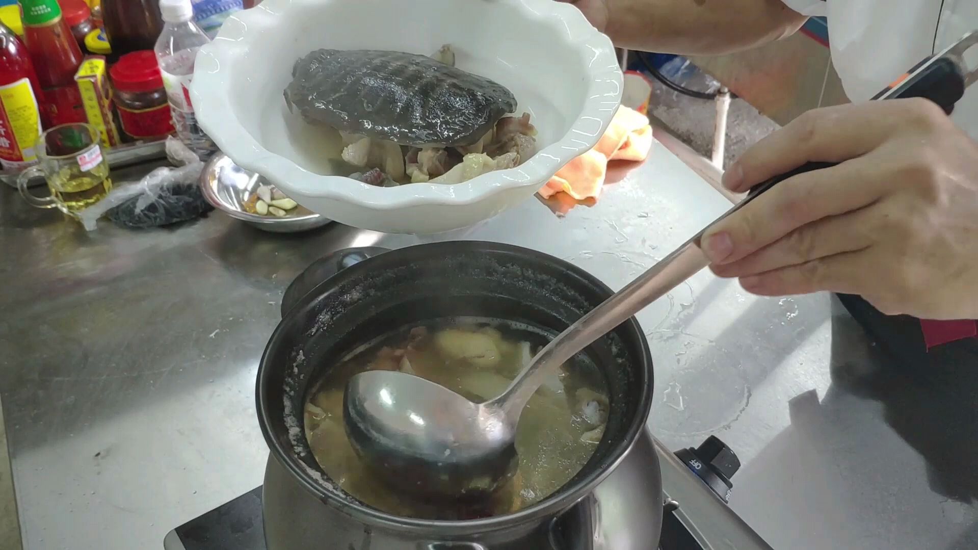 爱吃甲鱼的进来,大厨教你甲鱼的做法,肉质嫩滑汤鲜又营养