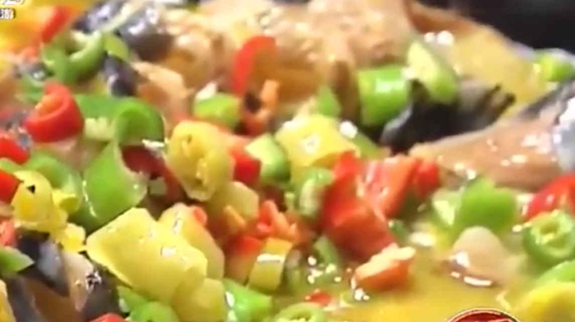 人工养殖的鲟鱼,肉质非常的鲜嫩美味,而且它的营养价值也非常高