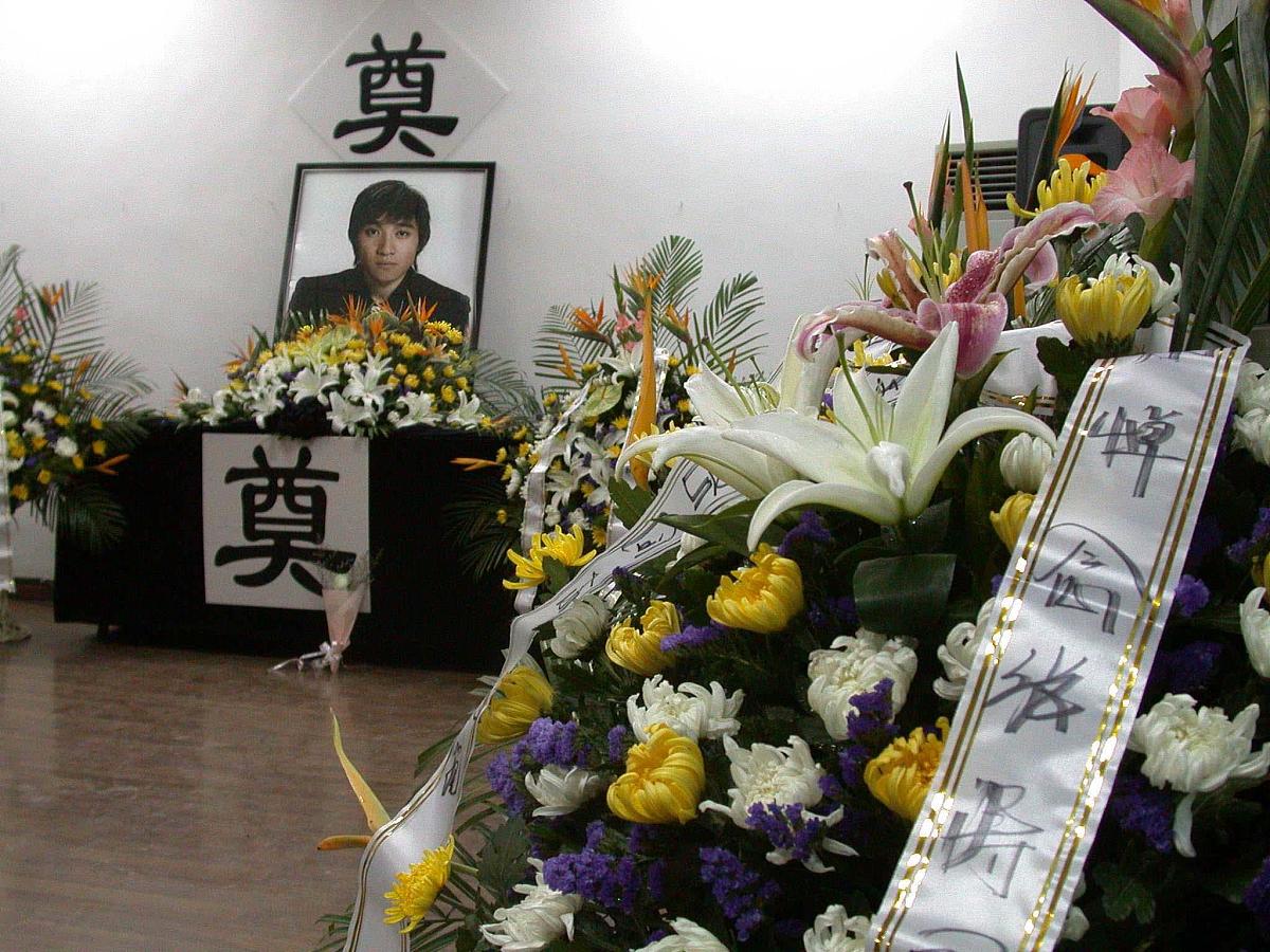 2003年8月11日,工作人员在布置张涛的灵堂.+++_+++,张涛,灵堂,