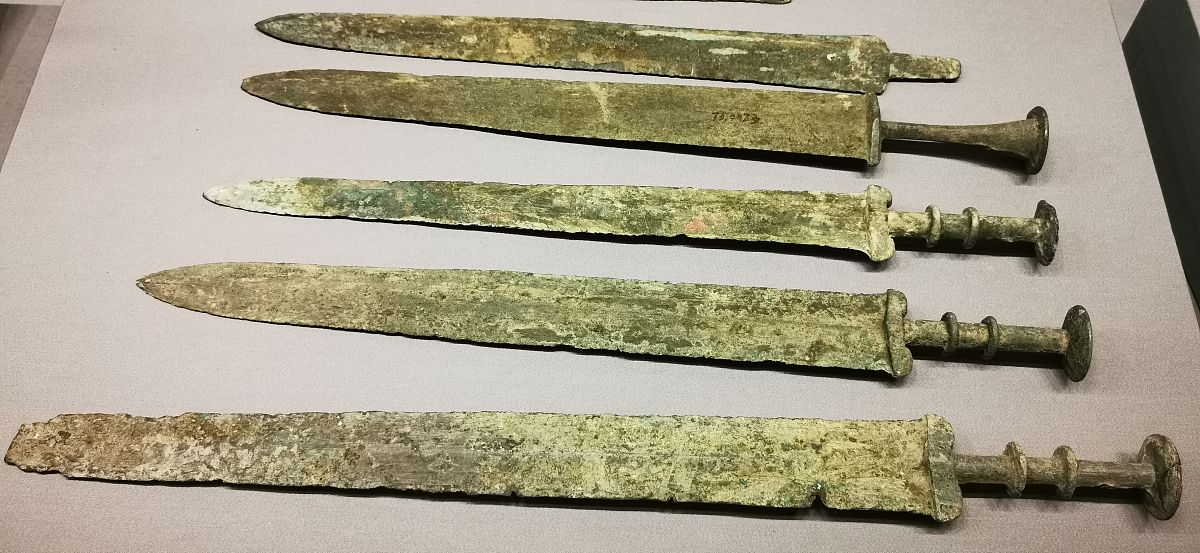 秦始皇难道是武林高手吗？为什么喜欢收集名剑？