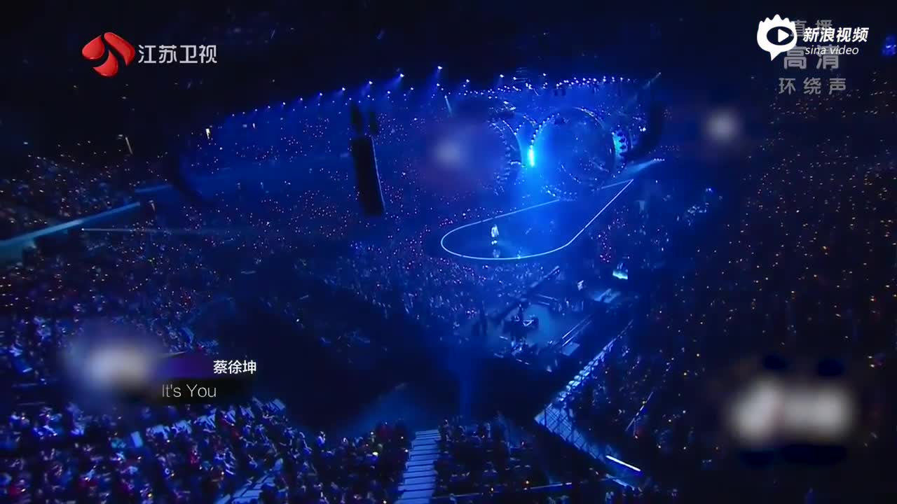 视频:蔡徐坤跨年三曲联唱 鲸鱼舞台梦幻