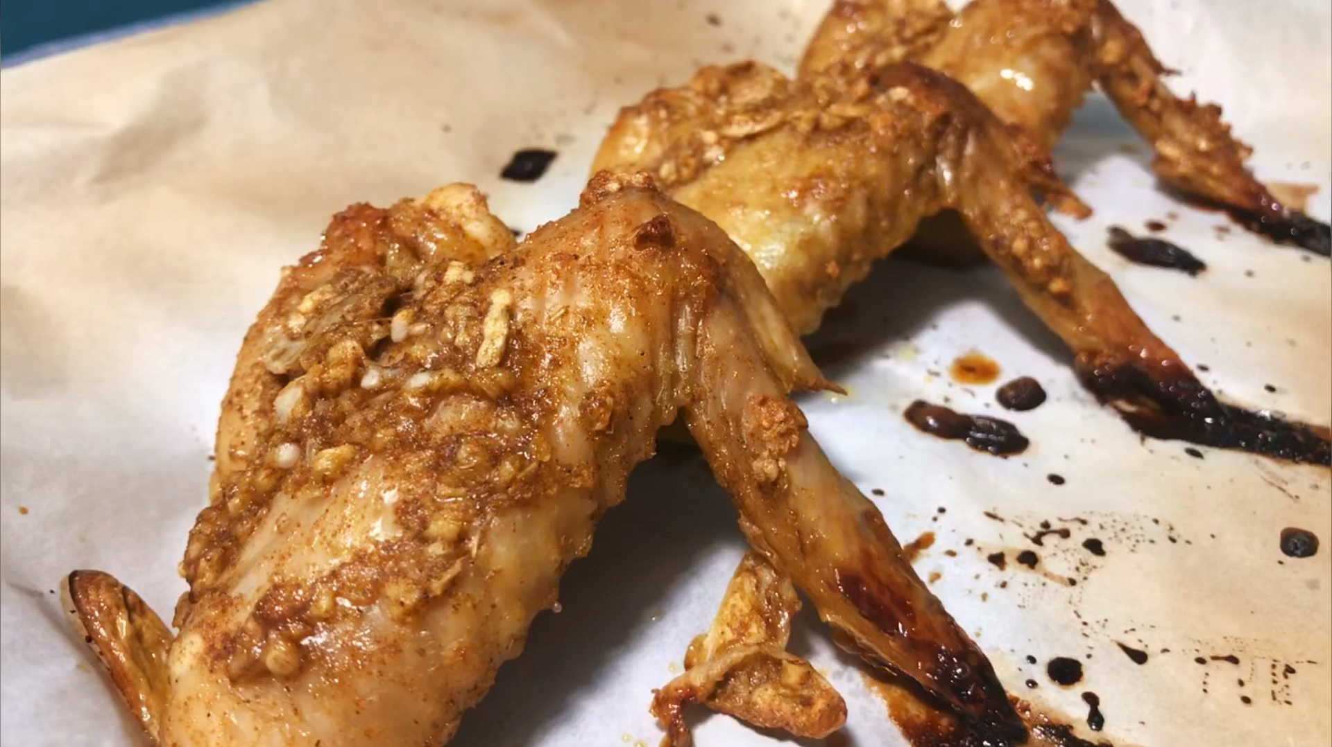 宅家用烤箱自制三个真•蒜蓉烤鸡翅,皮脆肉嫩超好吃,你可以试试