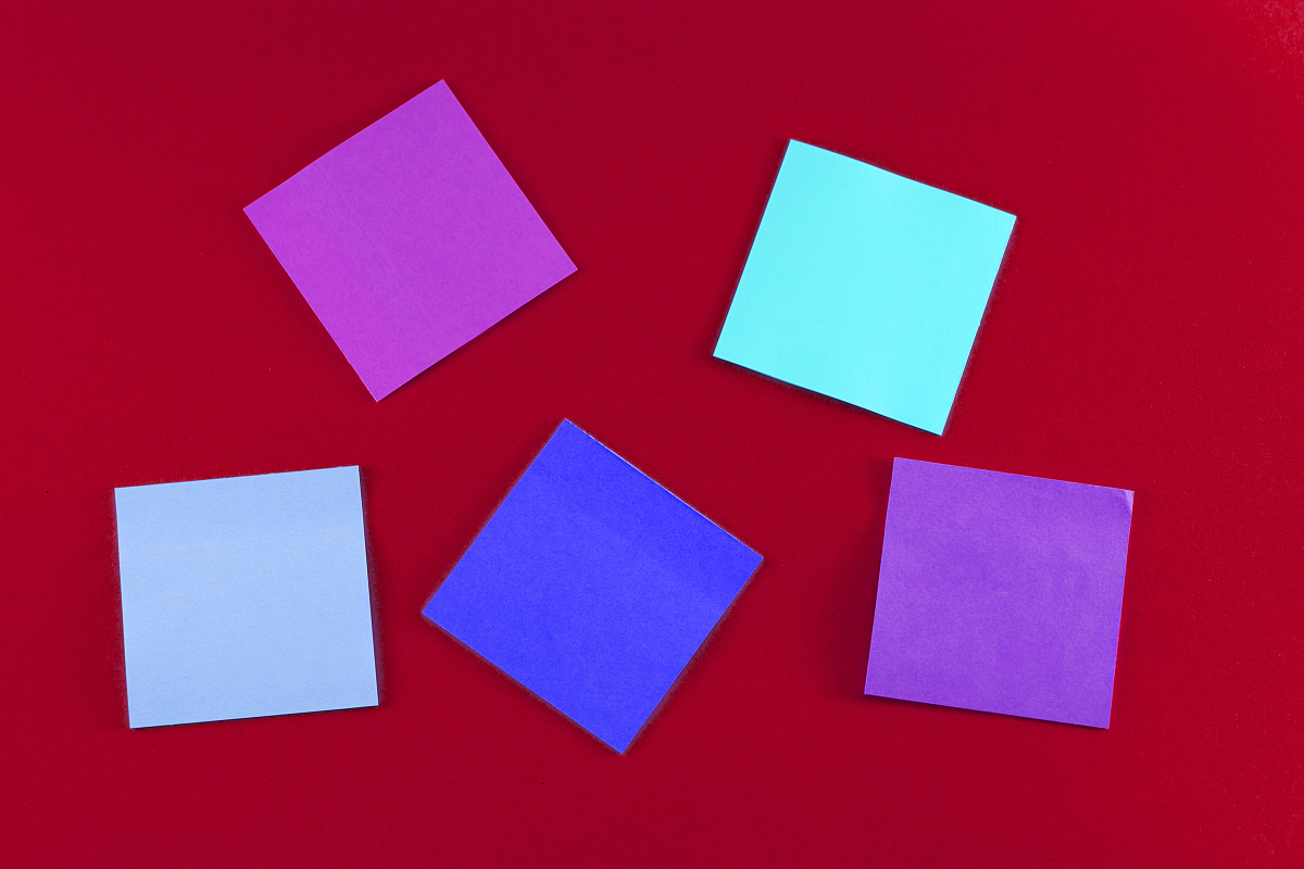 按照论文要求润色下面这段话：因此在保证晶体冷却效果的前提下我们将反射器的内径缩短到最小的8mm玻璃管内径为6mm此时LD的发光面到晶体轴中心的距离为6mm能够在晶体棒中获得高抽运光功率密度。