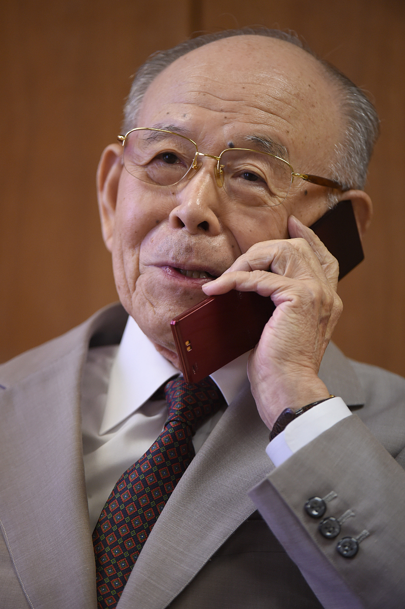 当地时间2014年10月8日,日本名古屋,2014年度诺贝尔物理学奖得主赤崎