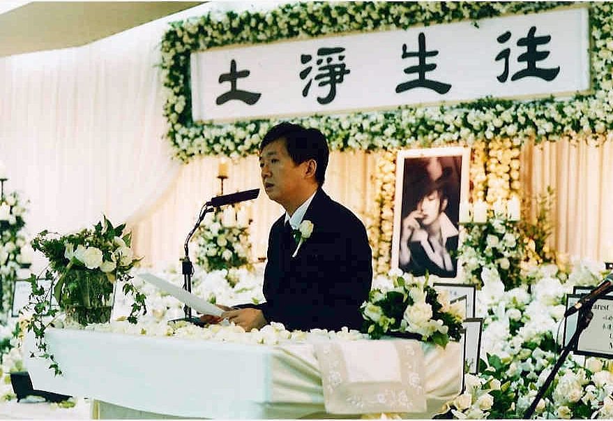 idea：建立宠物殡仪馆品牌系列。我们跟医院进行合作利润也与医院分成在宠物去世后殡仪馆承接宠物的后事开设纪念品制作、火化处理过程的公开 主人可选择是否参与。同时搭建一个网站里面可以供主人分享自己与宠物的故事 照片等内容也可以方便主人之间的交流。另外我们可以拿出利润的一部分用来投喂流浪小动物等做公益事业增加品牌的知名度和提高信誉。这是什么商业模式并分析一下这个商业模式的创新点需要800字