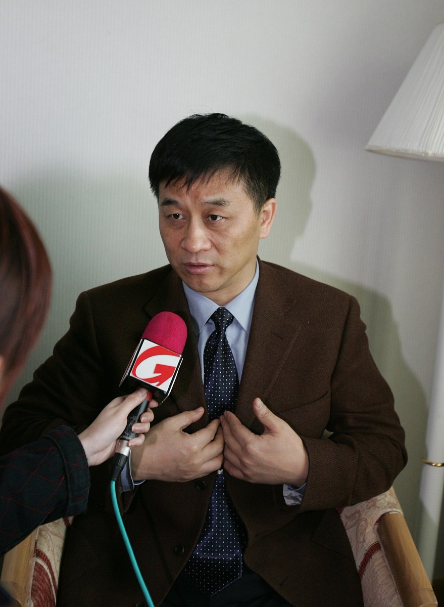 2006年3月1日,在北京参加中超会议的辽足经理张曙光在接受媒体采访时