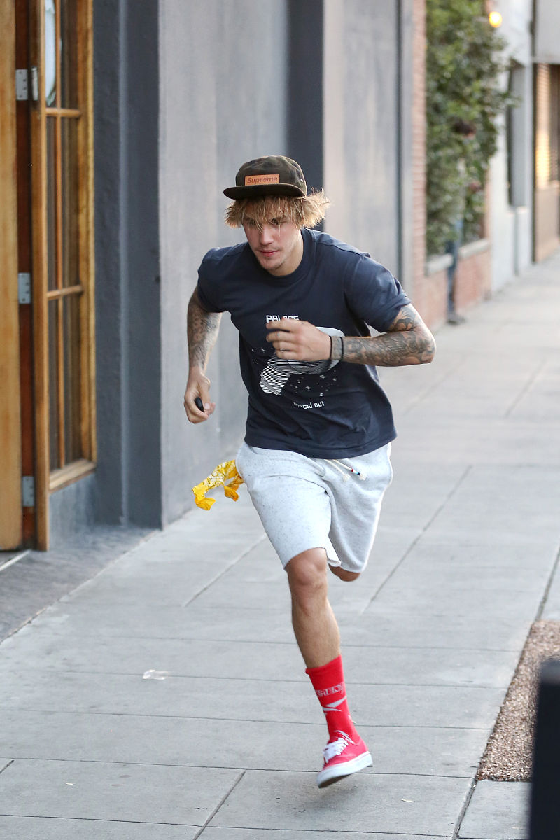 当地时间2018年3月27日,比佛利山,贾斯汀·比伯(justin bieber)独自前