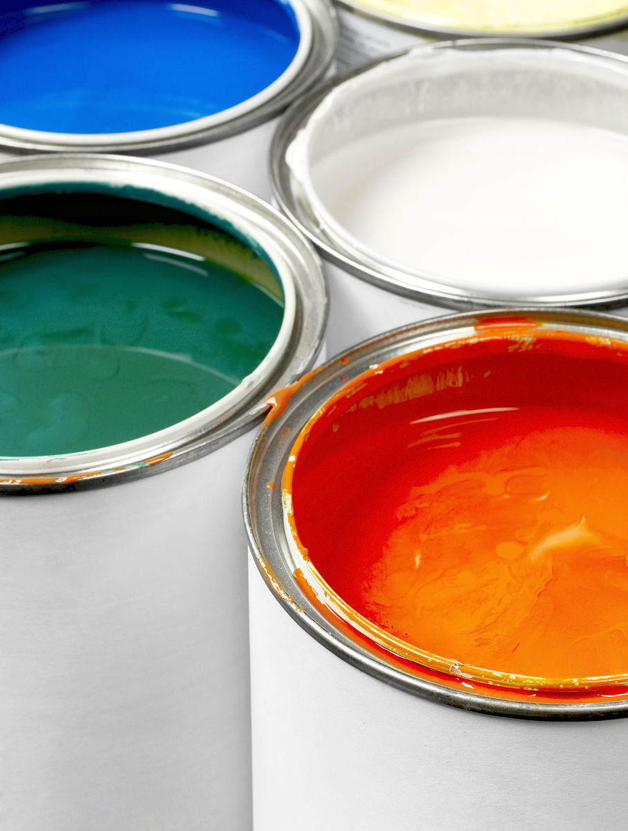 木器水性漆底漆和面漆是不是有固化剂和清水来调配使用喷漆呢