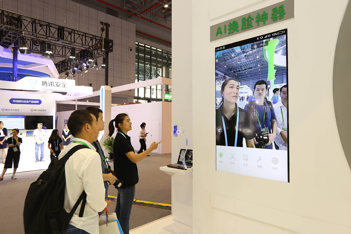 一款名为avatarify的ai换脸软件在App Store上火遍全网。你只需要一张照片就能轻松实现换脸还能进入特效页面让照片中的人脸做出特效中的形象乃至动态效果一些不法分子利用它制作传播违法或不良信息甚至仿冒他人实施诈骗作为一款低端的ai软件该软件在连续多天问鼎中国区App Store应用免费榜榜首后下架。你有什么看法？