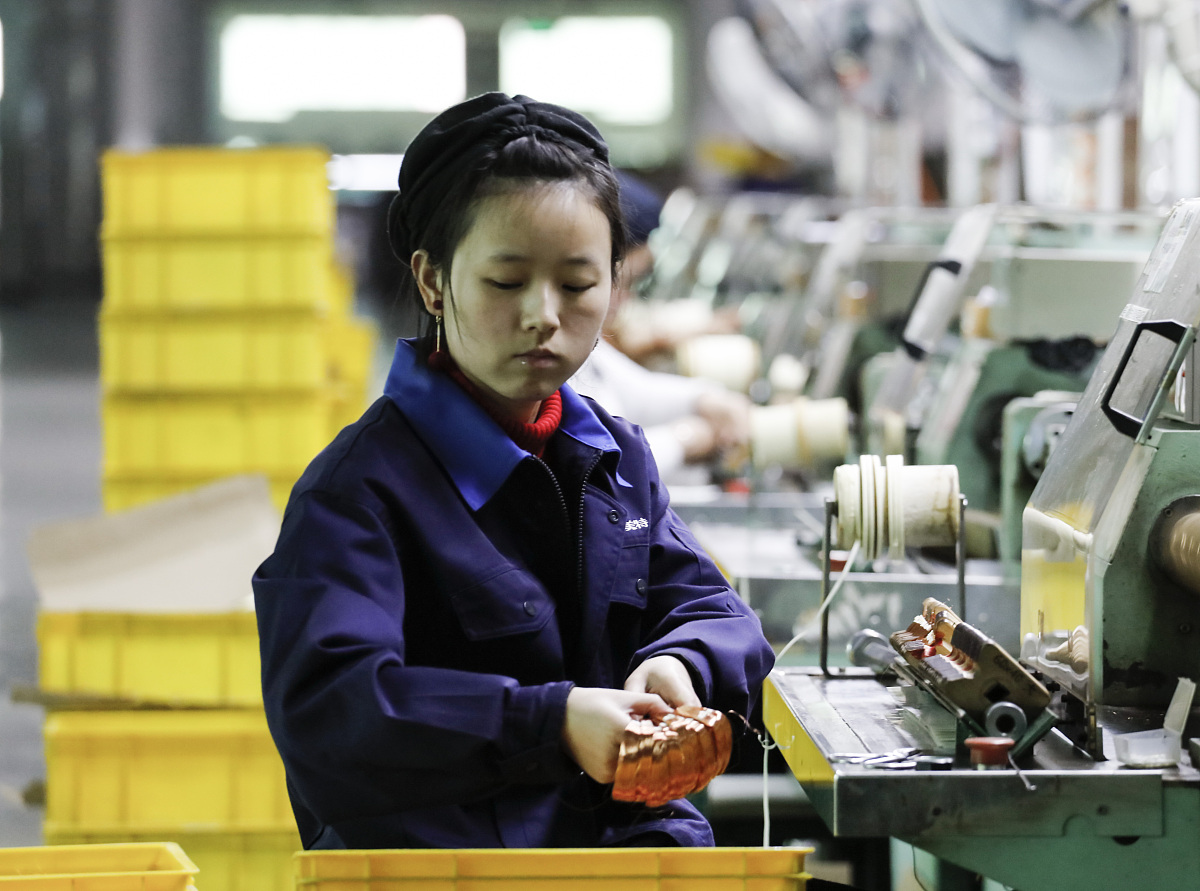 关于定制衣柜工厂老板们的招商加盟短视频文案 要求：原价3980的两天一夜线下课 现在只需要199就可以参与 前三秒突出老板们的痛点或者抛钩子 250字左右 精简一点