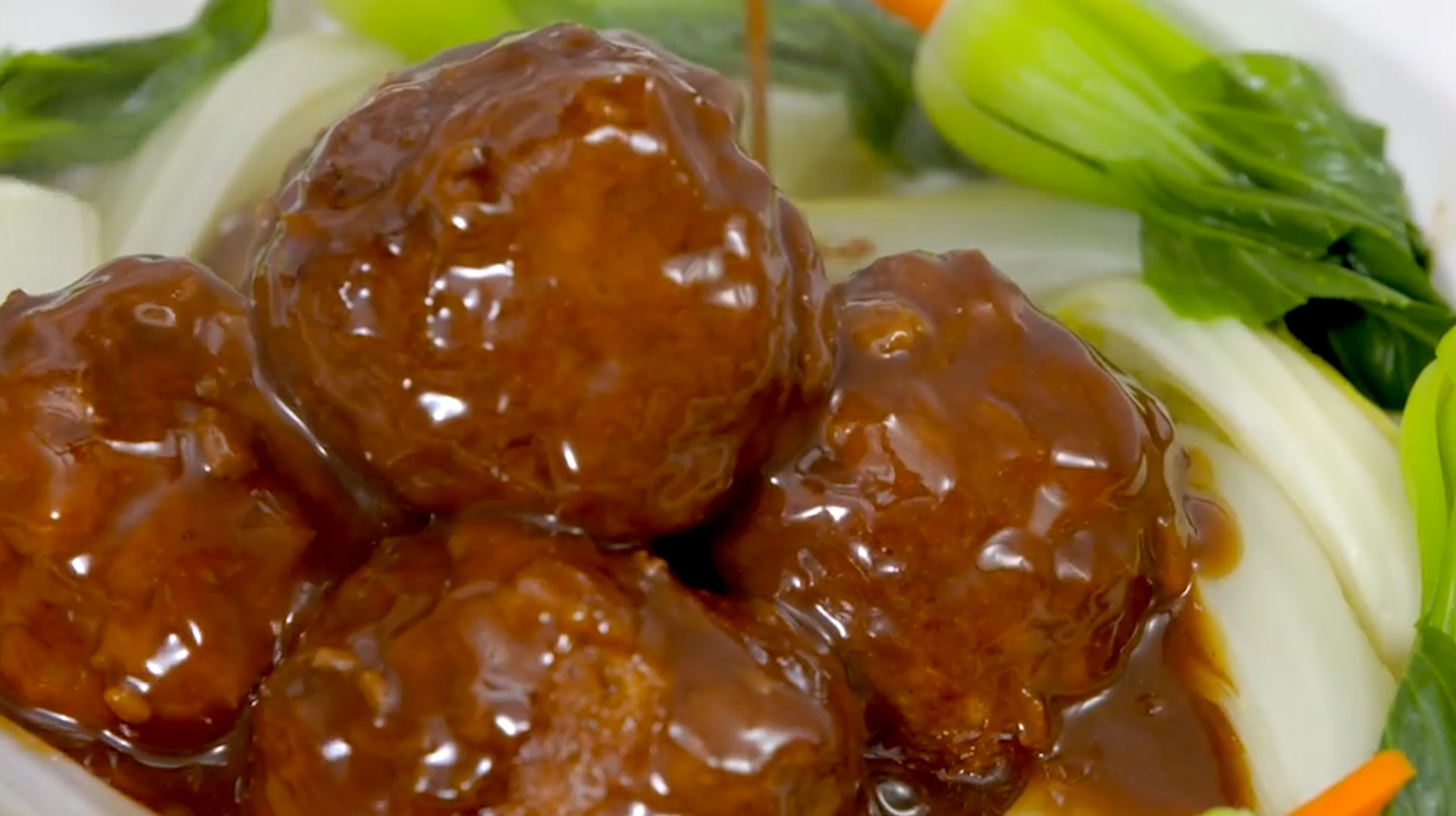 它是江苏淮扬菜的经典名菜,讲究肥六瘦四,吃起来香味格外的浓郁