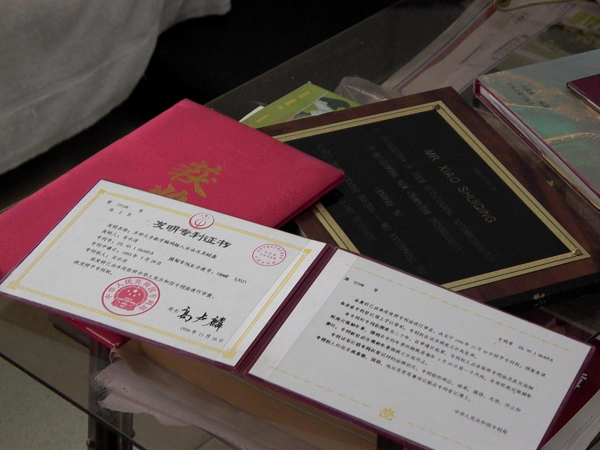 写一份优秀学生干部奖学金的申请书内容包括：1作为日语系的学生以国际视野看问题2负责班级的各种会议3参加学院各种会议及时传达到同学们4负责协调班级的各类矛盾 要求5000字