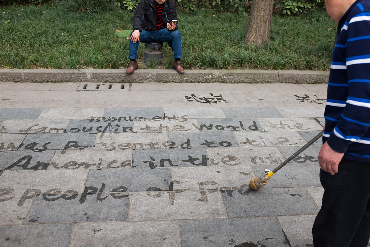 这两个句子有什么区别 1His brother who works at the supermarket is a friend of mine 2His brotherwho works at the supermarket is a friend of mine