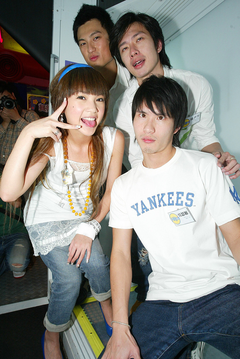 2006年4月11日,台北,杨丞琳出席hit fm通告.与三男拍大头贴+++_+++杨