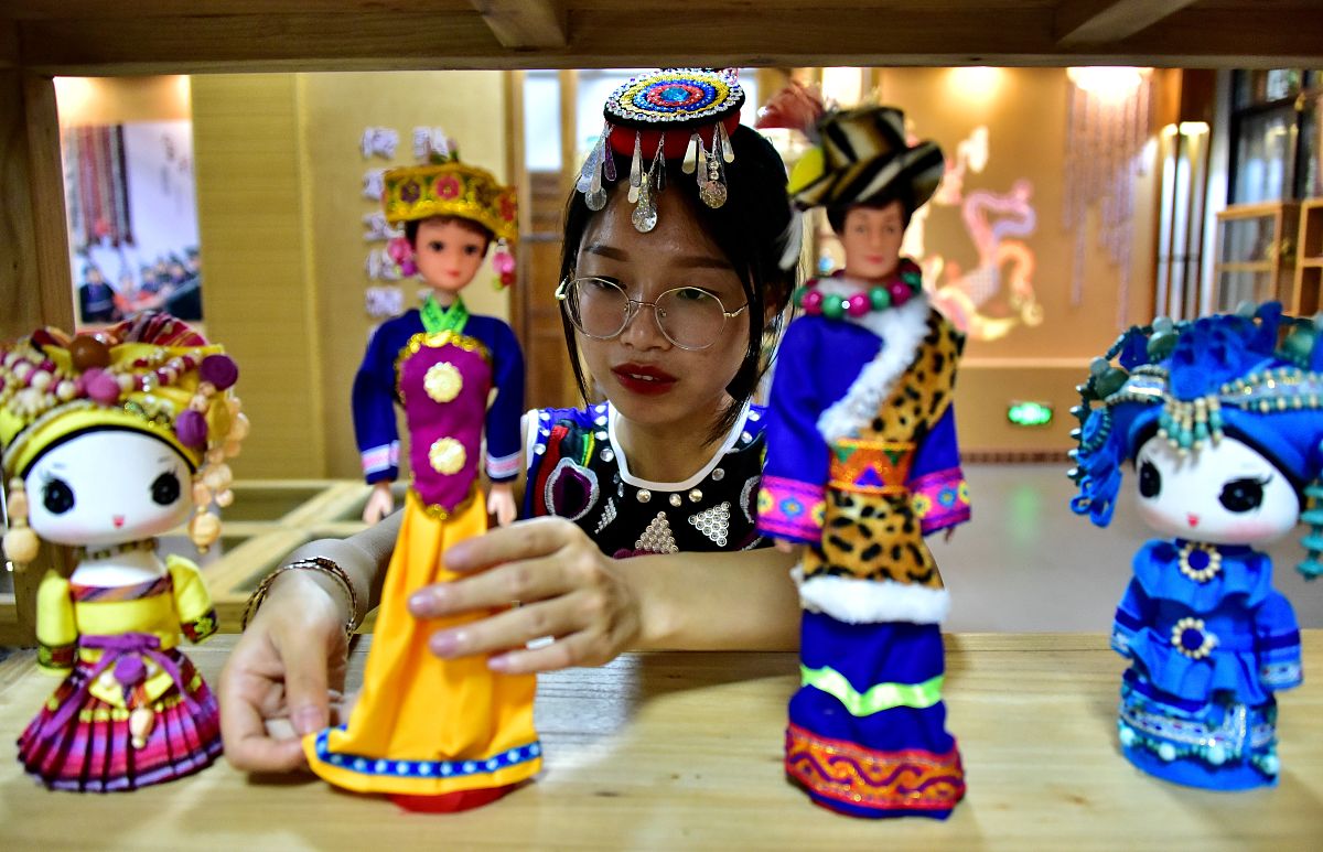 帮我写一份去抚州旅游的详细攻略要有早上中午晚上早上：1 抚州市是江西省的一个美丽城市早上可以先去市区的抚州博物馆了解一下当地的历史和文化。2 从博物馆出来可以去附近的梅山风景区。在这里你可以欣赏到壮观的山峰、瀑布和自然风光。中午：1 中午可以到当地的美食街道体验一下本地特色美食如鱼头豆腐汤、烤鸭、臭豆腐等。2 然后你可以前往位于市中心的临江公园散步欣赏这个城市的美景。如果天气好可以打个排球或者练习