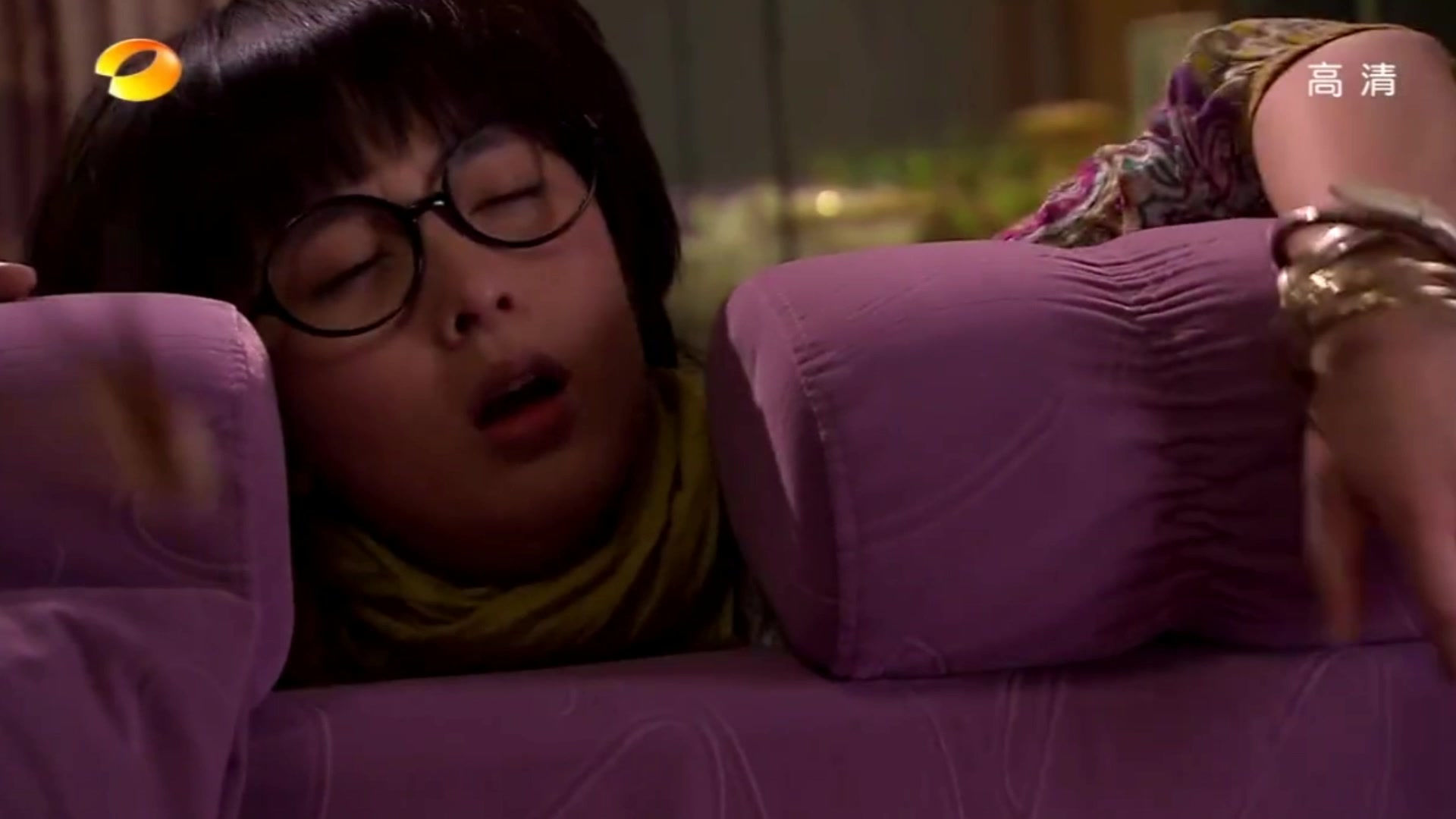 美女拿大公鸡当宠物,瞬间家里乱了套,美女真是人才!