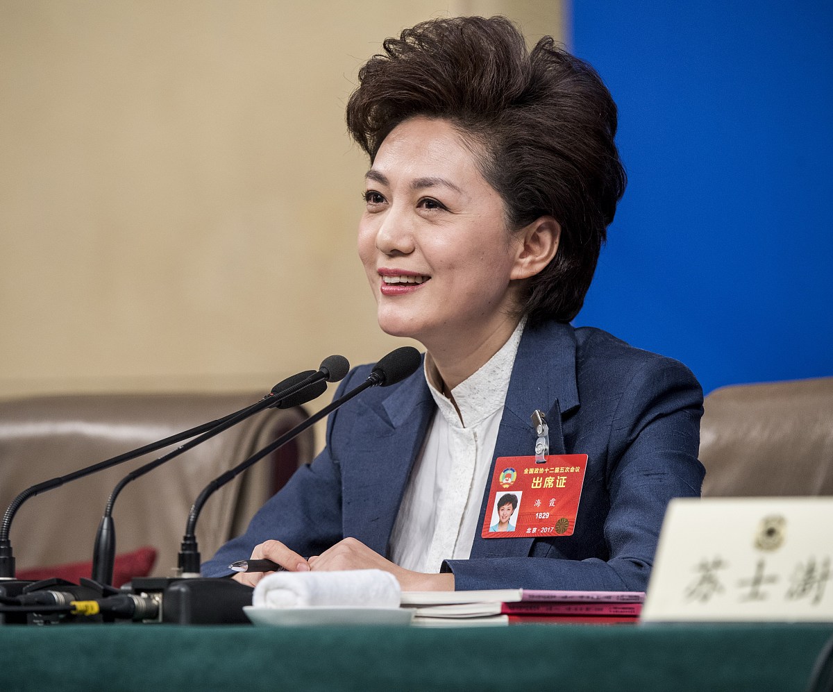 帮我翻译：植物化学保护课程是植物保护专业的五大核心课程之一在高素质高水平植物保护人才培养过程中占据非常重要的地位和作用。在新时代背景下立足于该课程的教学内容融入思想政治教育元素将专业知识与民族自信、文化自信和社会主义核心价值观等思想政治教育有机统一。使学生在学好专业课的同时能辩证思维看待农药的发展与使用树立法制观念培养学生树立保护环境的意识提升民族自信心和自豪感。