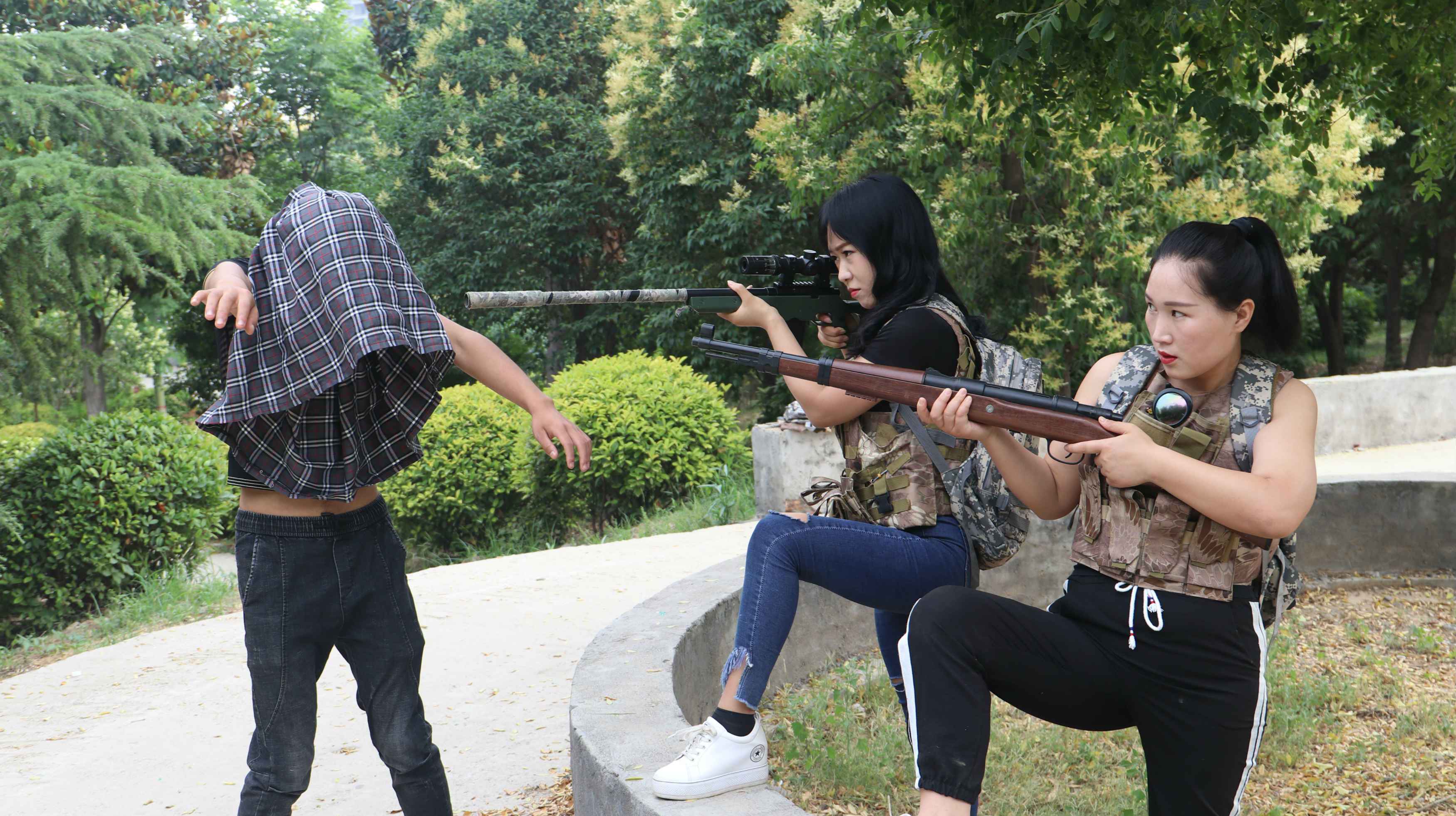 绝地求生真人版:妹子组合遇丧尸惊魂追击,大神扭转乾坤!