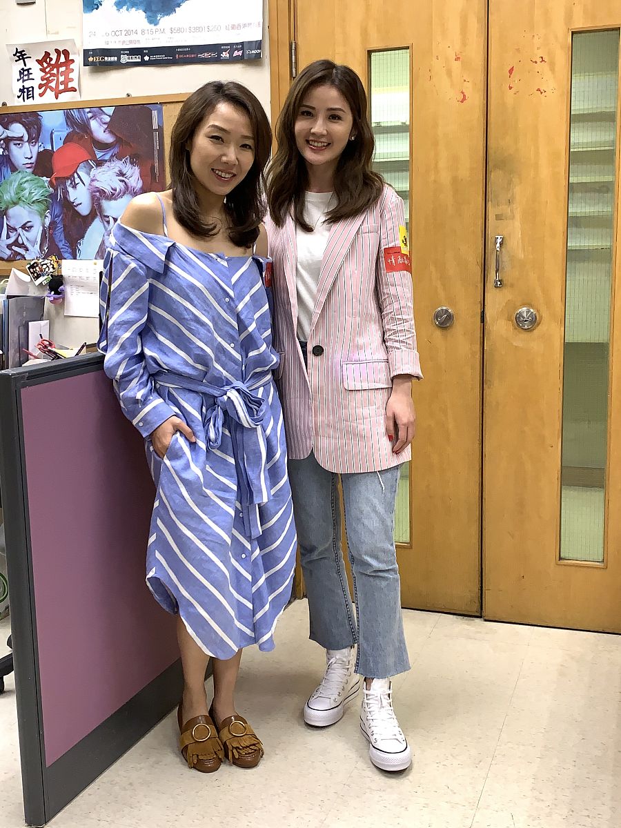 2019年5月30日,香港,明星现身电台接受访问并为声演的广播剧录音.蔡卓