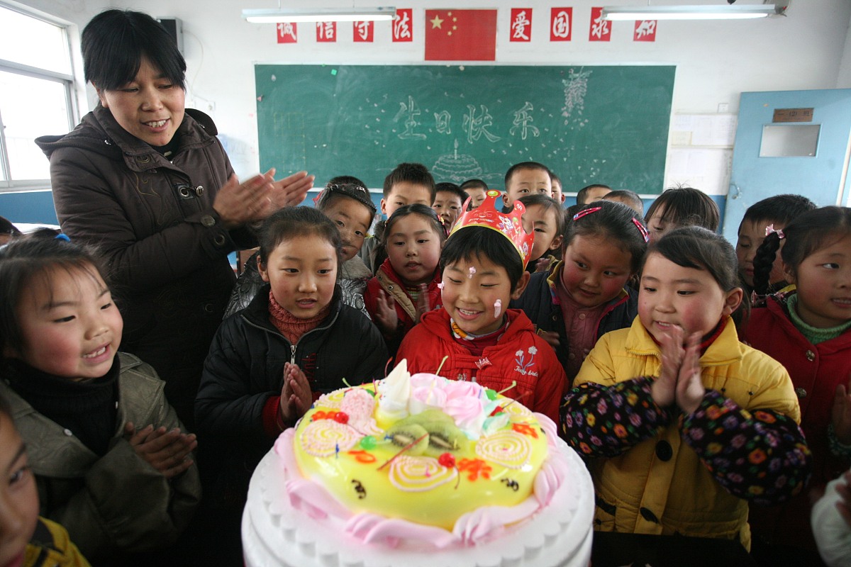 2008年3月19日,在江苏省泰州市泰东实验学校,"代理妈妈"为"留守儿童"