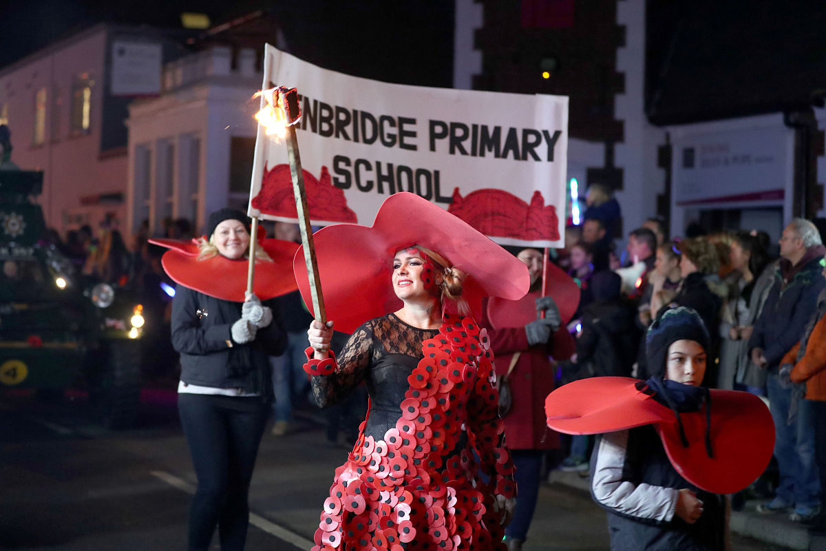 当地时间2018年11月3日,英国肯特郡伊甸桥举行篝火节,英国前外长鲍里