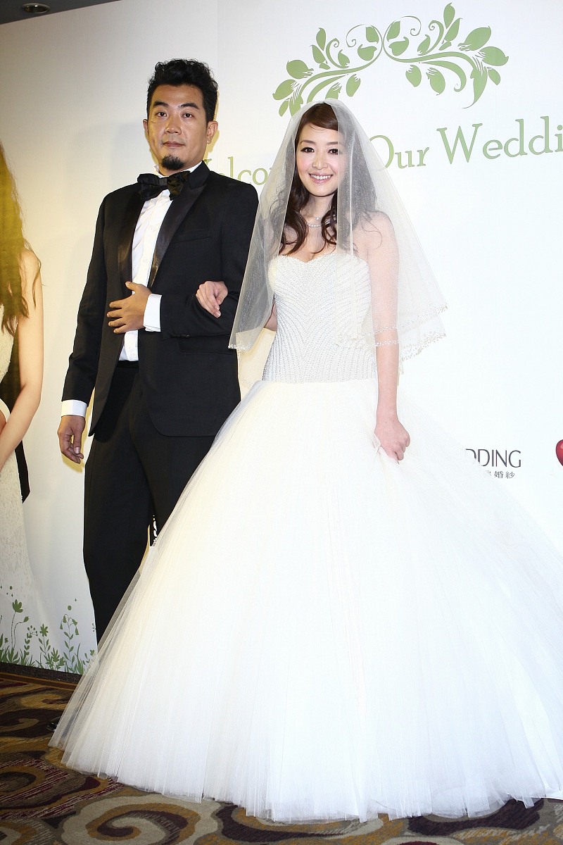 2012年8月11日,台北,37岁的路嘉怡与制作人汤宗霖大婚.***_*** 汤宗霖