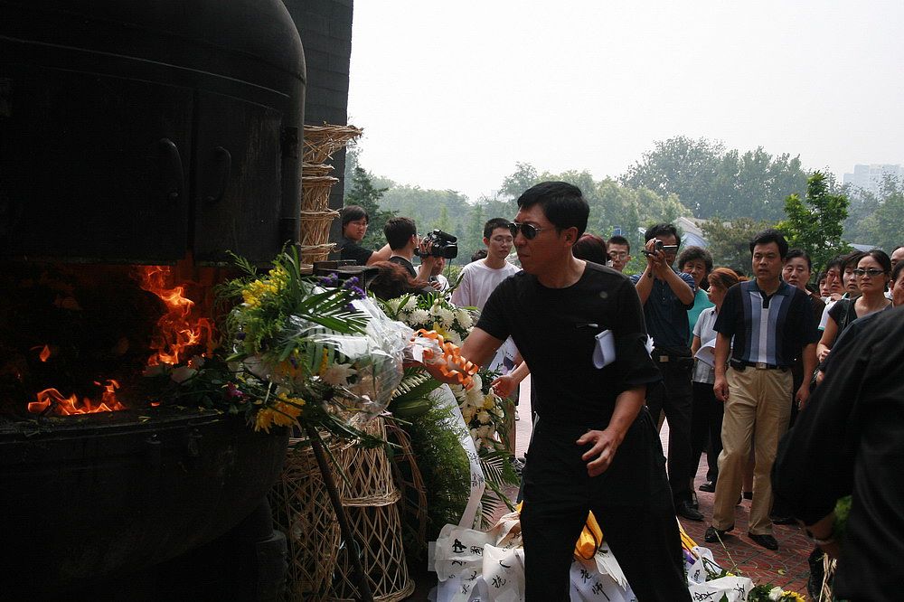 李立群想回河南扫墓遭老家人拒绝，根据这个话题写一篇新闻
