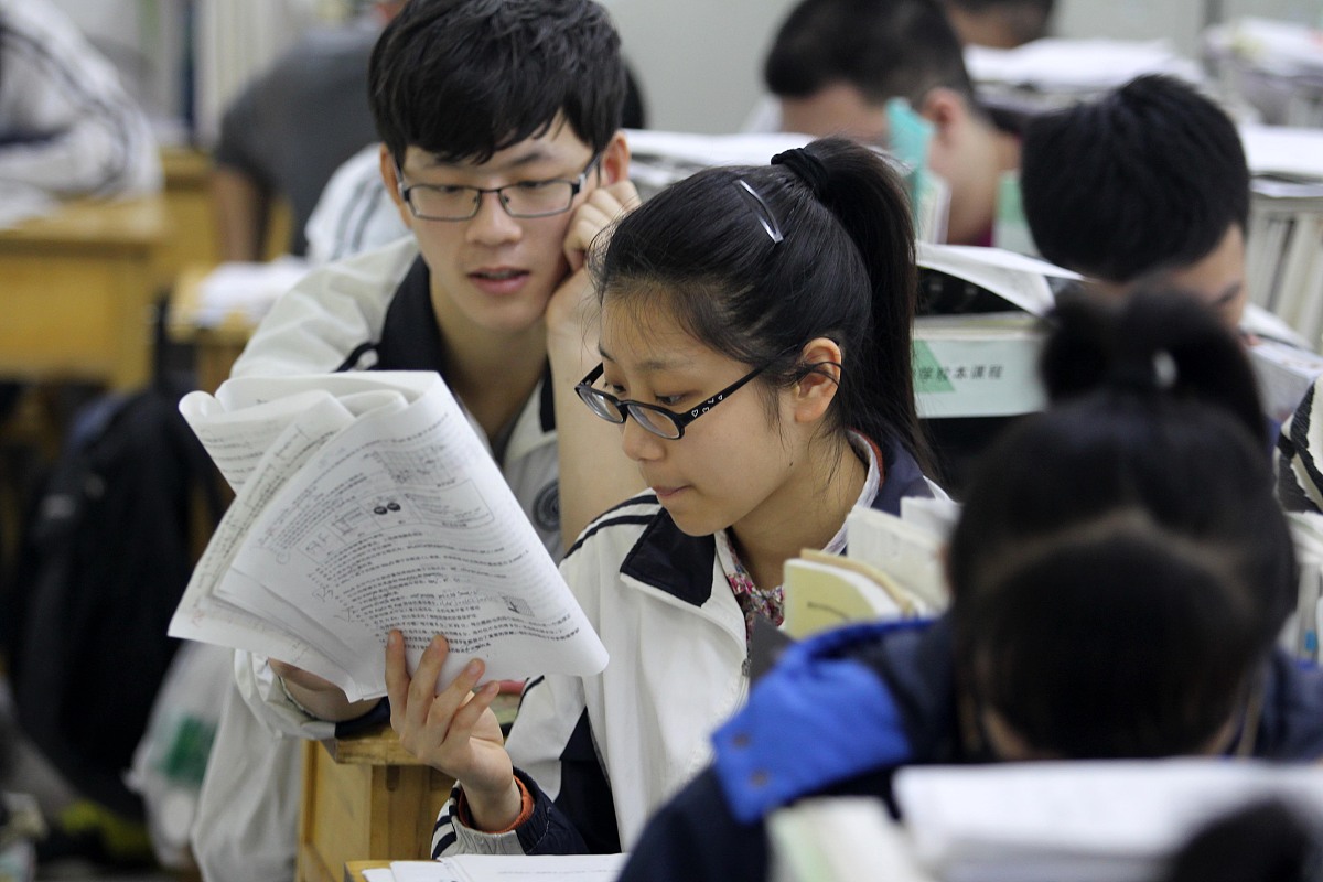 ***_***2015年5月7日,山东省潍坊中学高三年级的学生正在教室内紧张的