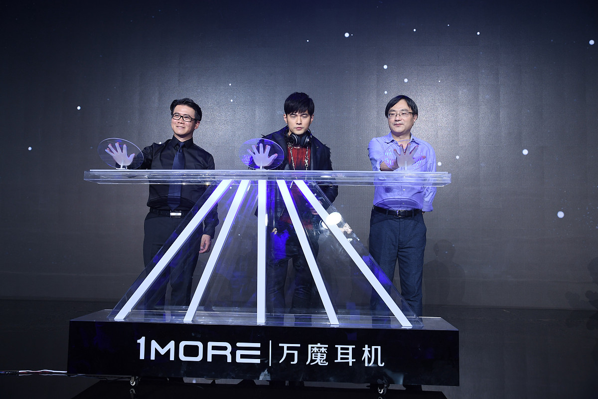 "双孩奶爸"周杰伦露双下巴秀"幸福肥"  皮夹克+粗项链freestyle风
