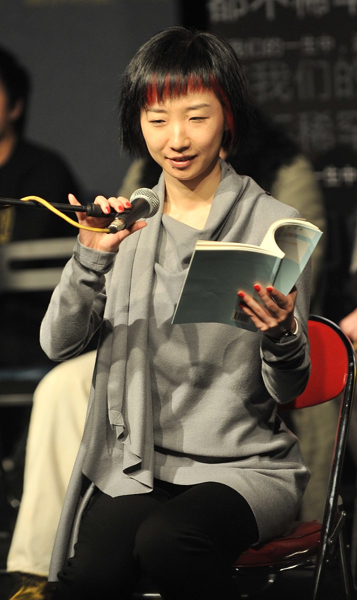 2010年12月21日,北京,先锋话剧贺岁季新闻发布会.***_***廖一梅代表演