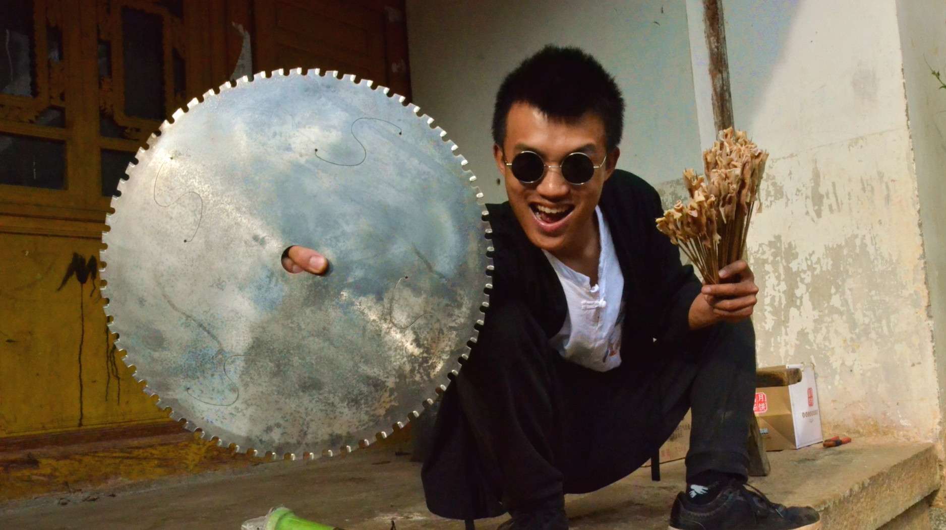 小伙用金轮法王神器做铁板烧,怒烤300串鸭肠,三兄弟吃到半夜