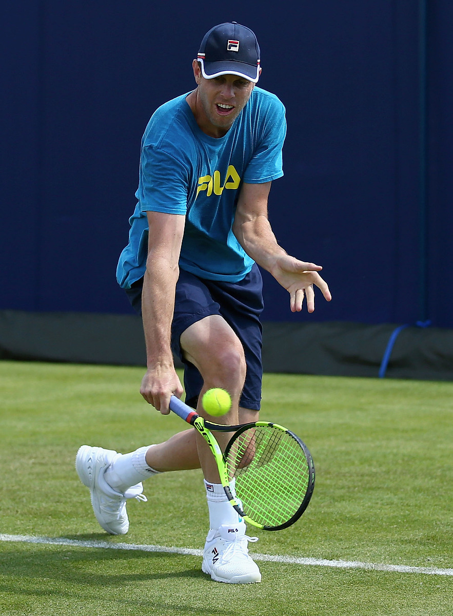 回顾并总结本课程所学的有关线性方程组的理论与计算。应包含但不限于如下内容：1-1齐次线性方程组解的结构：验证其解集是一个向量空间：非齐次线性方程组有解的充分必要条件：非齐次线性方程组在有解的前提下：如何求解、其解集与对应的齐次线性方程组解集之间的关系：1-2 简述解线性方程组在本课程其他章节中的应用：1-3 如何求两个线性方程组的公共解？可通过举一个简单的例子说明：1-4 反求线性方程组的问题：通