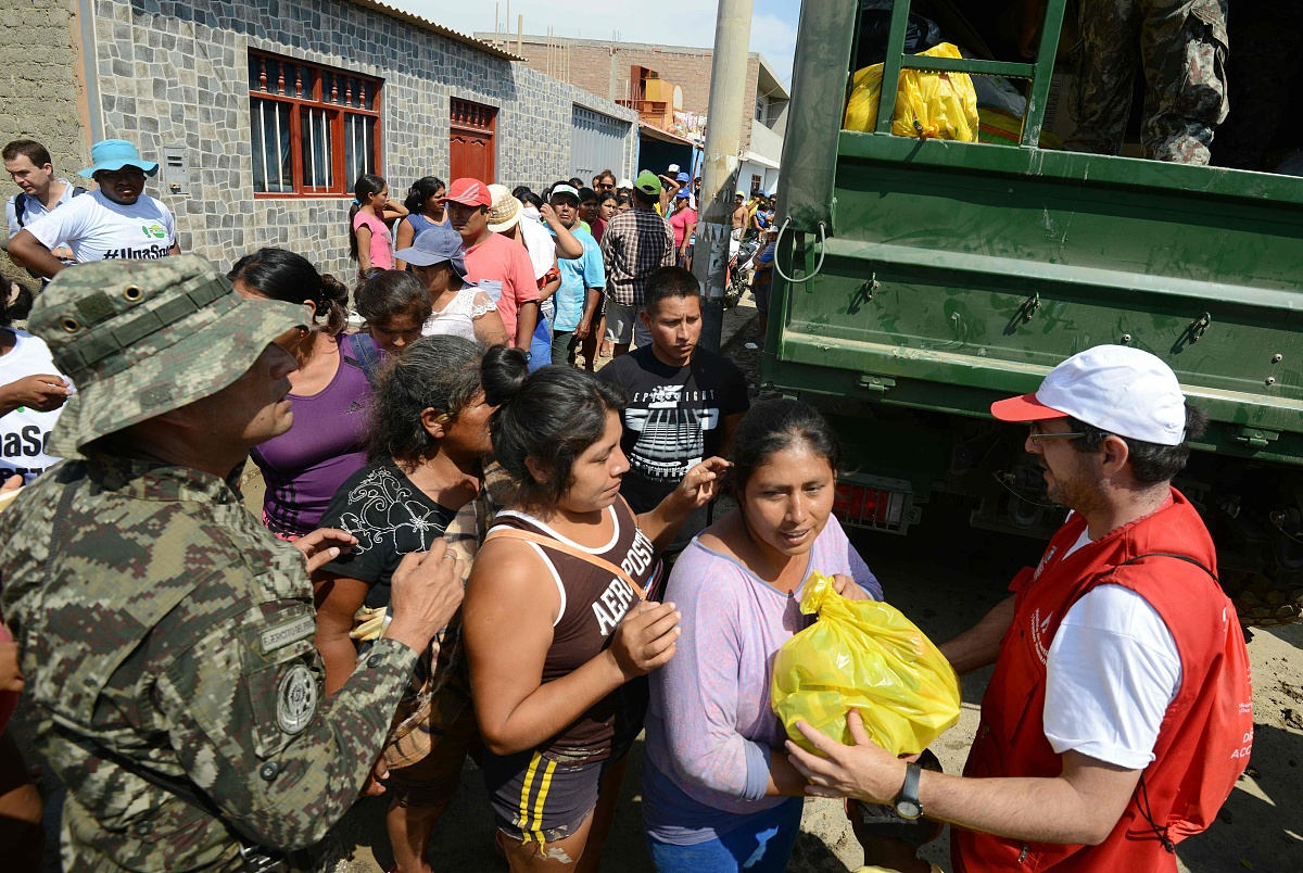 随着苏丹冲突的持续升级数百名英国公民在被阻止登上离开这个饱受战争蹂躏的国家的最后一架救援航班后恐怕被困在了该国。据报道苏丹武装部队阻止了他们试图前往喀土穆北部的一个空军基地。英国政府周六晚间宣布21架航班上的1888人已从苏丹撤离其中绝大多数是英国国民及其家属。然而尽管最后一班航班原定于下午6点起飞但仍未起飞。外交事务特别委员会主席、保守党议员艾丽西亚·卡恩斯收到信息称苏丹武装部队人员阻止英国国民