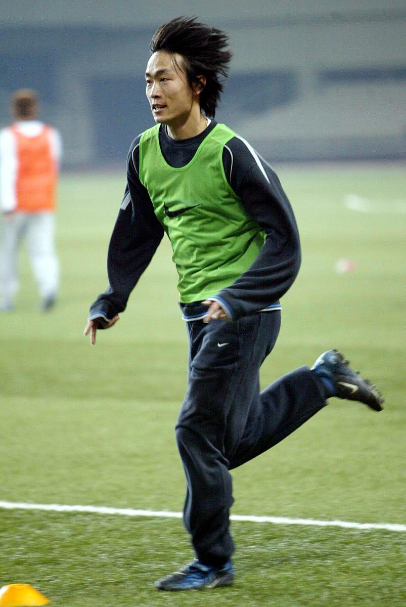 2003年11月19日,充满新鲜,好奇感觉的辽足队员在绿岛博览中心备战即将