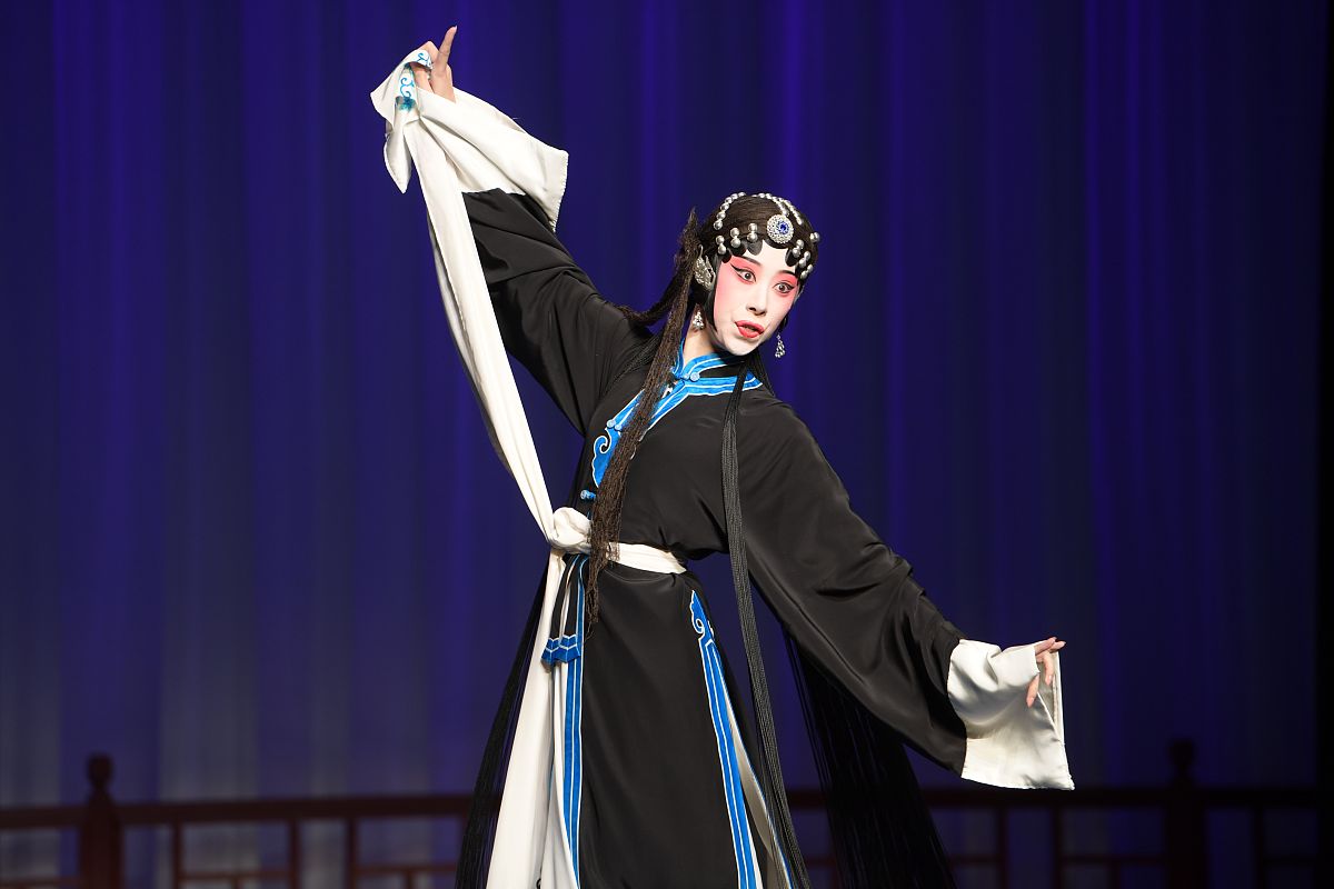 后得知朱买臣当了本郡太守,心中百感交集,百般无奈,不觉入梦,<strong>梦见</strong>朱