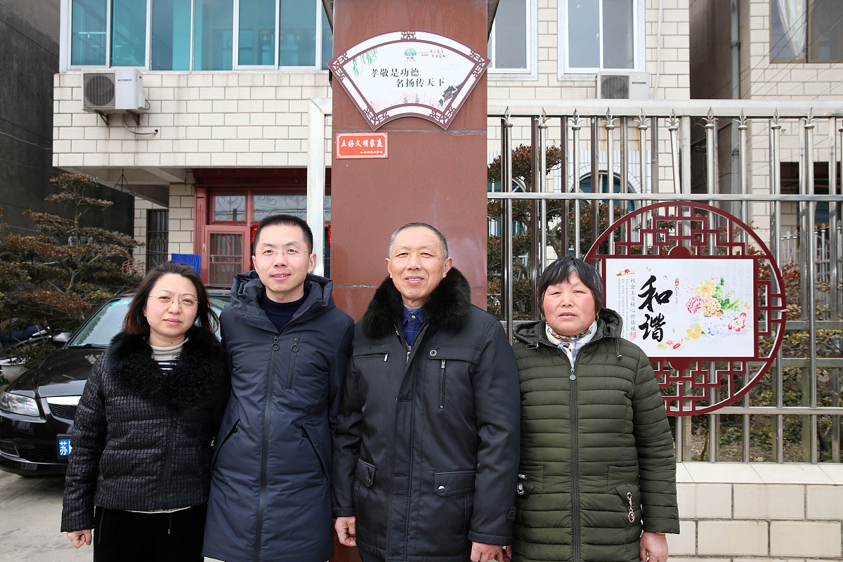 1大学生应该具有论语里怎样的道德修养？2谈谈自己家庭家族的家风建设情况及其对自己的影响