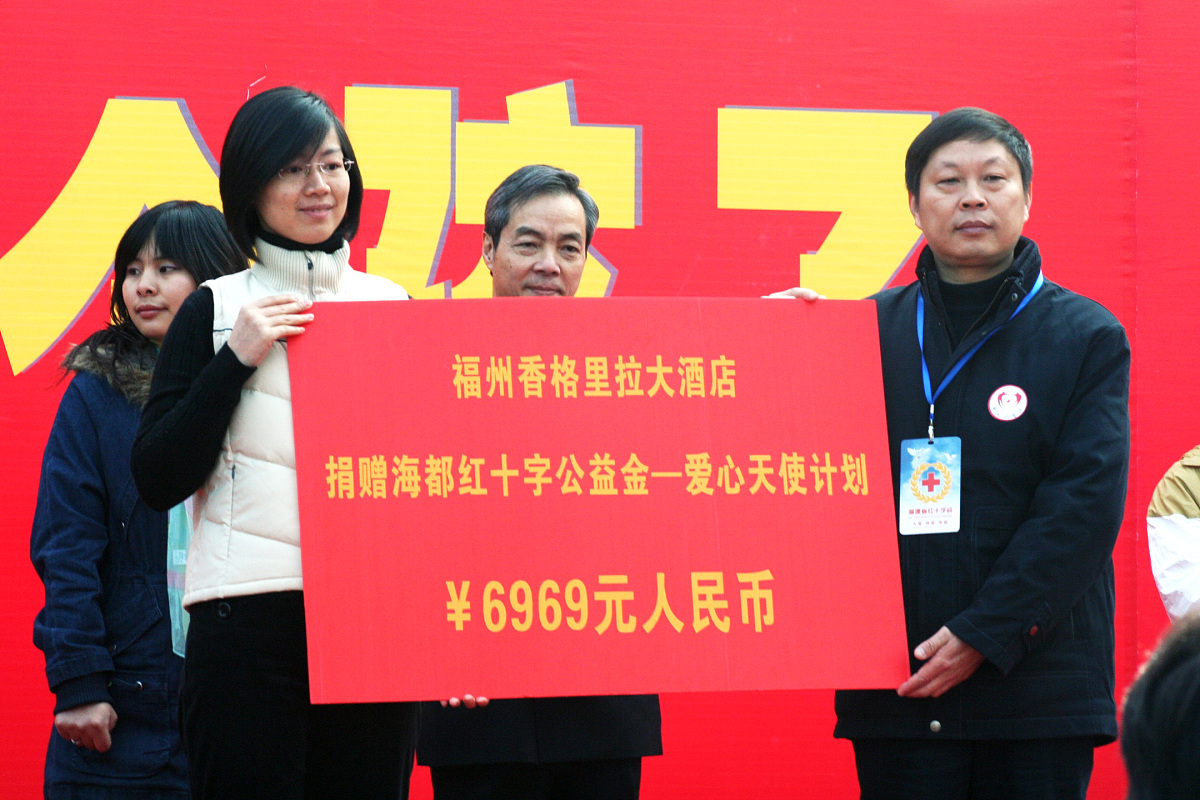 爱心企业捐赠老年人物资，村委领导致欢迎词