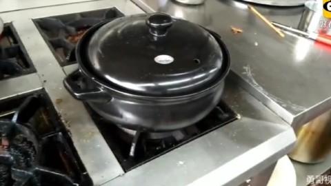 如何才能炖出一锅鲜美的鲫鱼汤?看看饭店大厨是怎么做的,厉害了