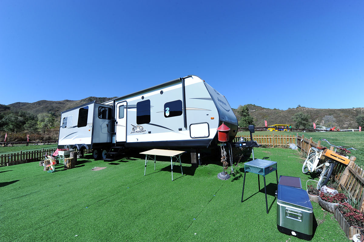 请将下面的论文进行改写:伴随着国家高速公路网的建设道路交通及基础设施的不断完善为我国房车露营旅游的发展提供了便利条件也为露营地市场开辟了一条绿色通道。 请将下面的论文进行改写:伴随着国家高速公路网的建设道路交通及基础设施的不断完善为我国房车露营旅游的发展提供了便利条件也为露营地市场开辟了一条绿色通道。