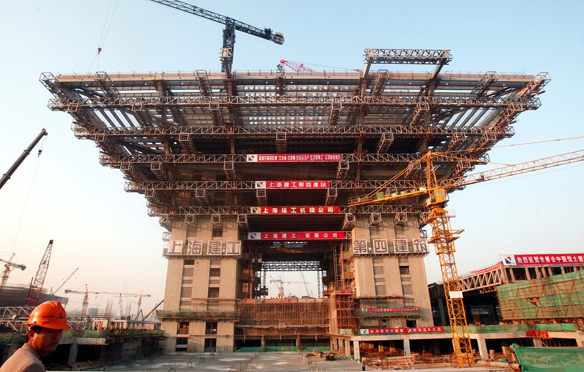 ***_***2008年12月16日傍晚,上海建工集团建设者在世博会中国馆最顶层