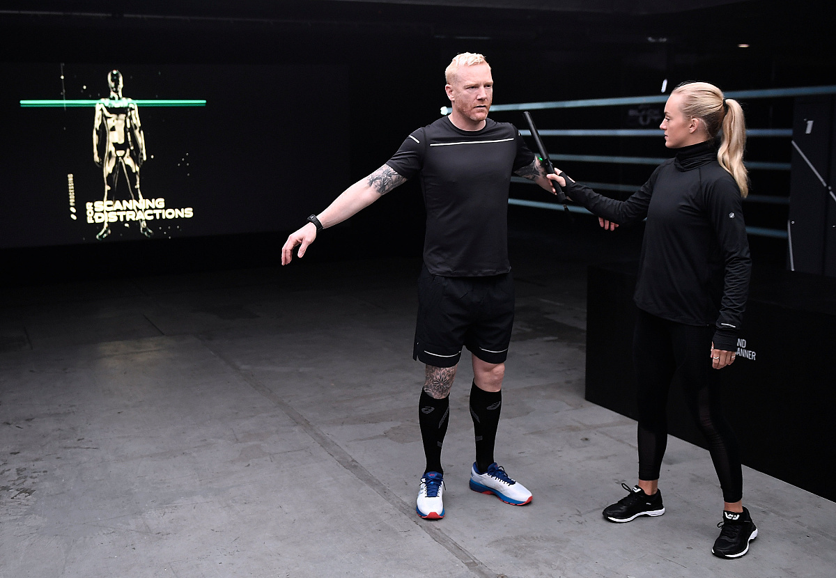 对运动员的机能状态进行评估，最好的方式是（ ）
A.RPE
B.生理生化指标
C.教练员经验观察
D.综合运用以上指标