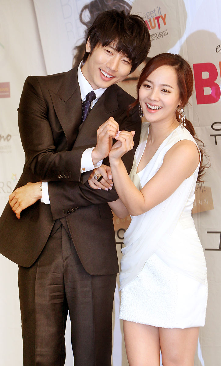 2011年5月23日 ,韩国,原ses成员柳真与韩国演员奇泰英5月23日下午举行