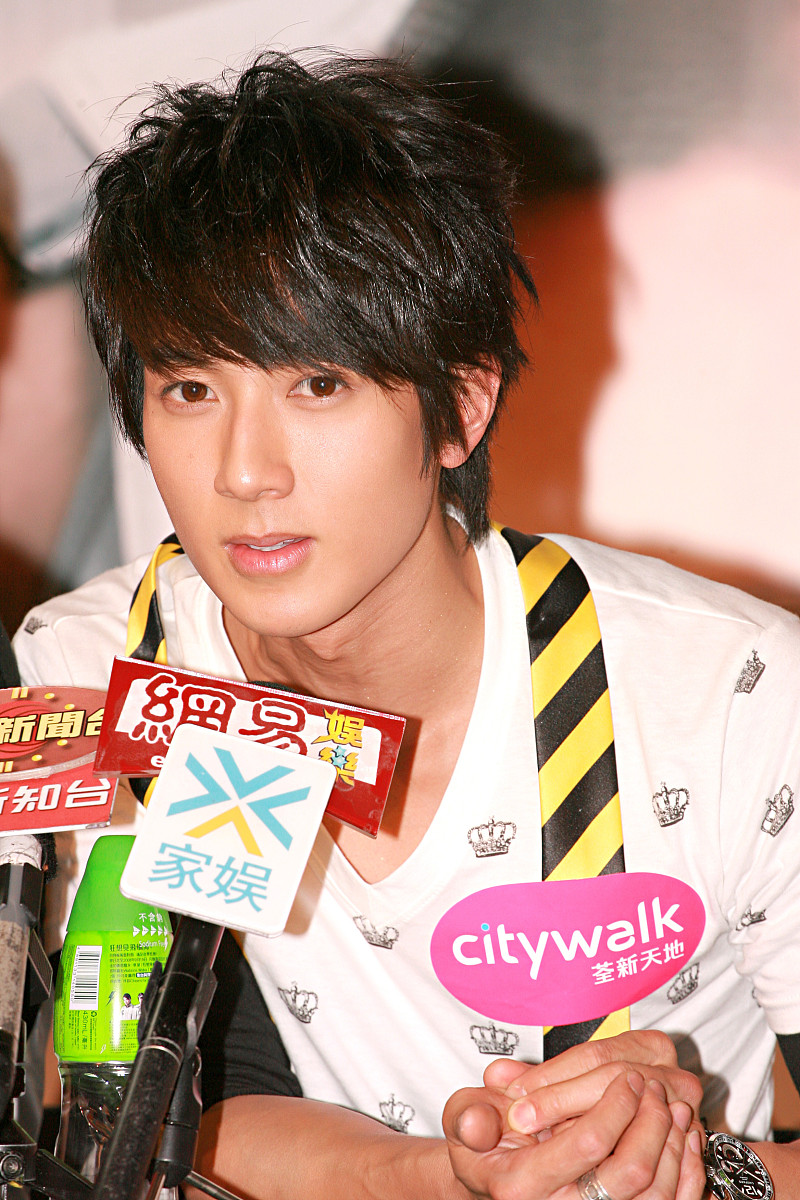 ***_***2008年8月9日,香港,飞轮海为世界巡演香港站举行签名会.吴尊++