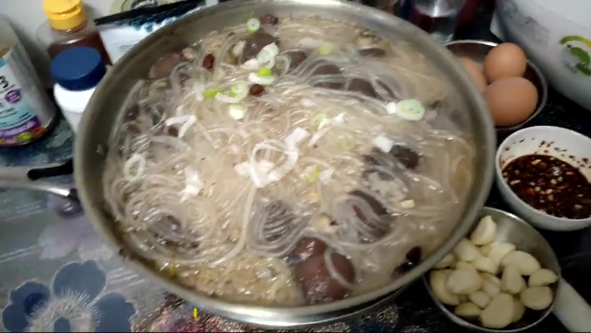 白肉血肠炖酸菜粉条 天凉了吃它准没错