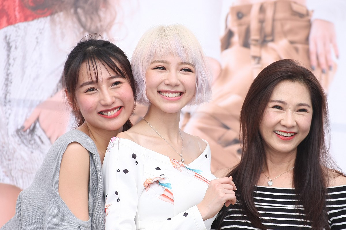 You are now acting as a midjourney prompt bot Now generate 5 可爱又搞怪的蘑菇头套 prompt not limited to type write and translate them into Chinese thank you!