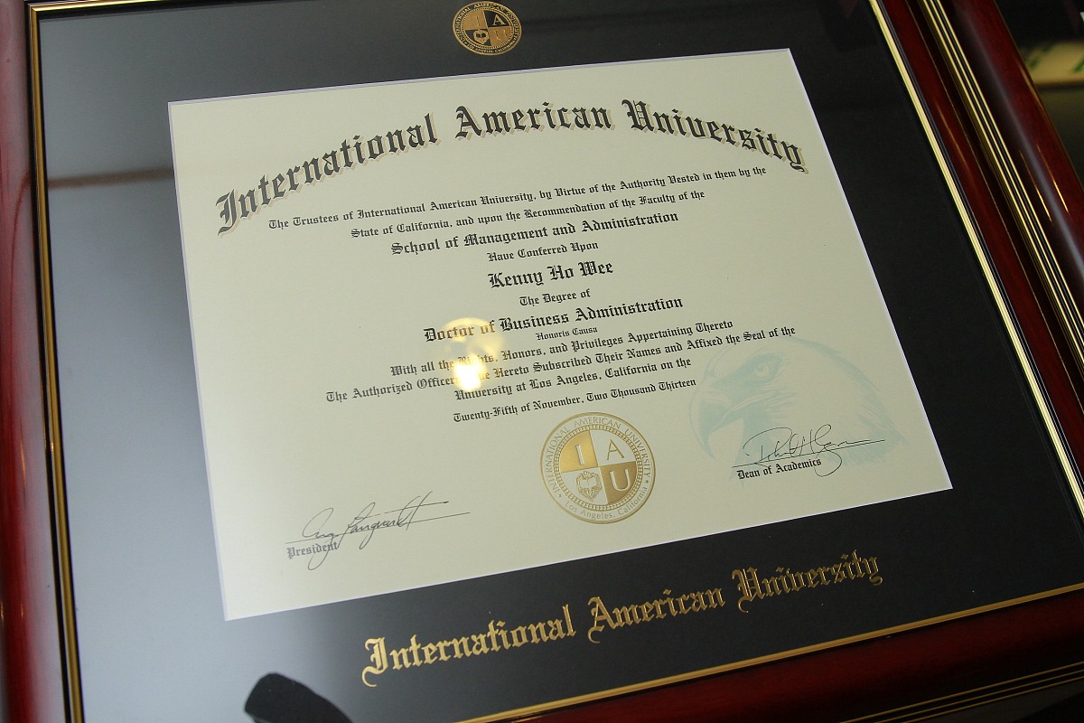 帮我写封英文邮件给研究生招生委邮件尽量写委婉一些。主要内容是经过和家人的慎重考虑很遗憾我决定放弃就读康奈尔大学。如果继续留在美国读研究生对于我的家庭也是一个非常大的挑战我也不希望我父母动用所有资金来供我读书。写这封邮件一个提前告知学校我的打算放弃就读的想法同时向跟学校申请退回已经支付的offer押金希望学校能够同意。 非常感谢学校对我的认可以及理解。