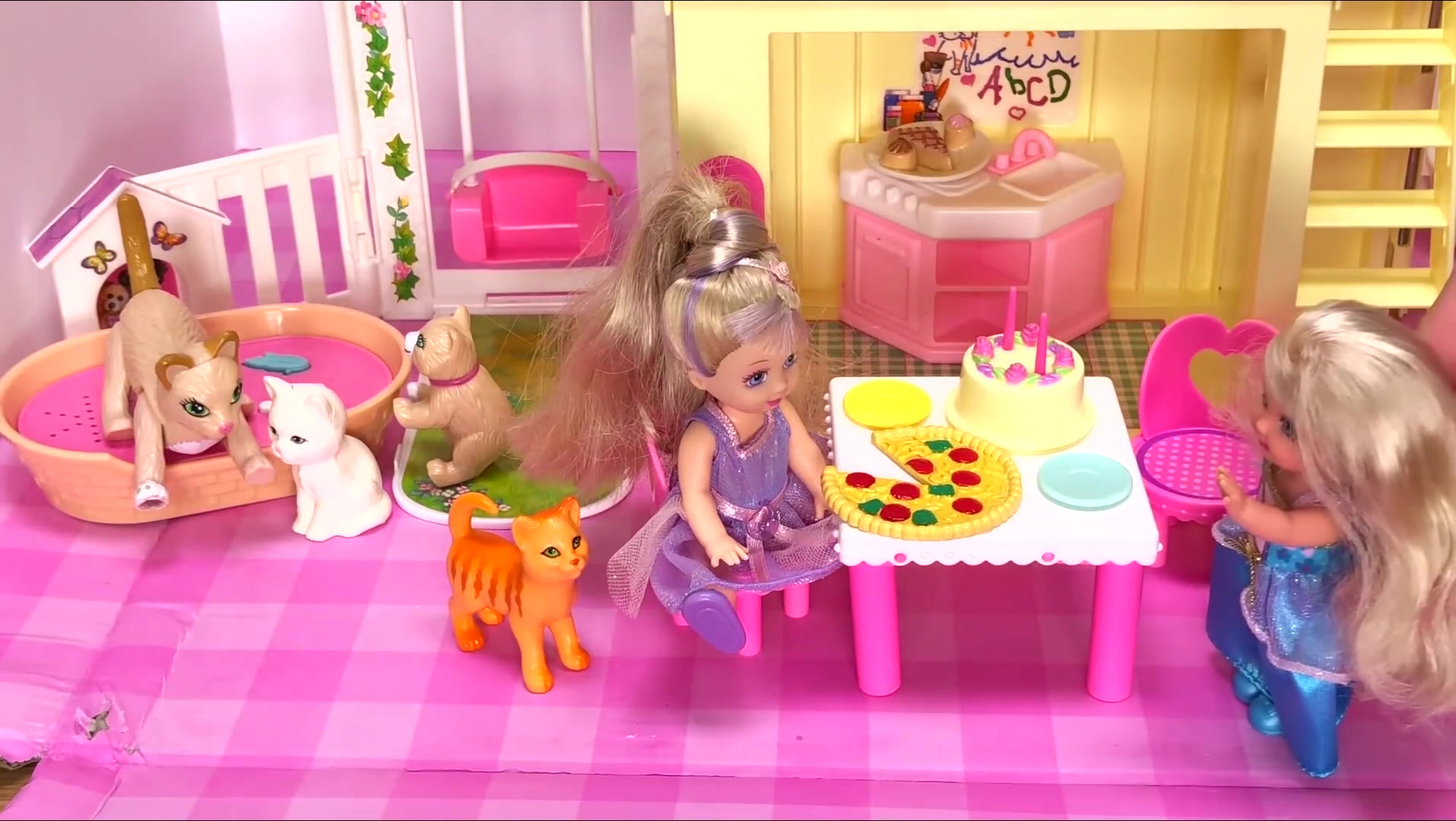 KellyDoll的芭比之旅粉红色娃娃屋与秋千滑梯和朋友吃蛋糕披萨